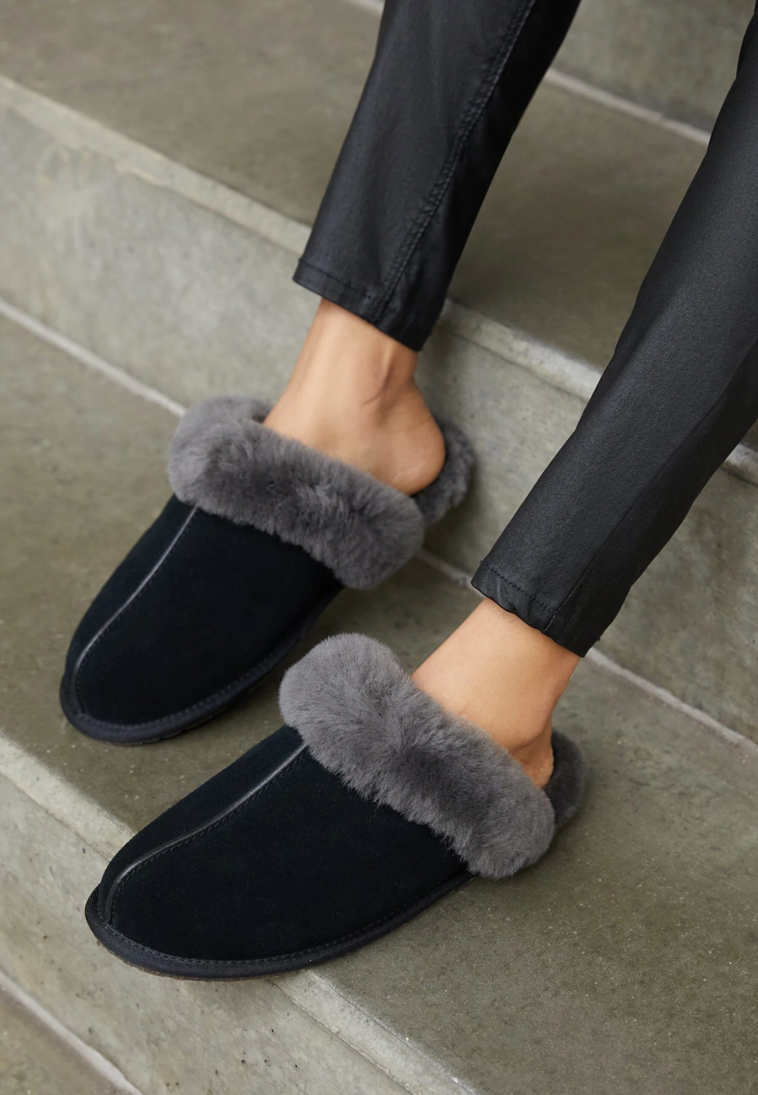 Ugg Scuffette - Slippers - Black/Grey - Image 2
